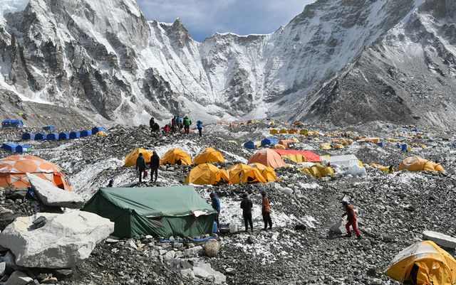 nam 2019 11 nguoi chet tren dinh everest va day la ly do tai sao