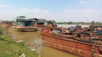 Bắt nhóm đối tượng khống chế chủ tàu cát, thu “luật ngầm”