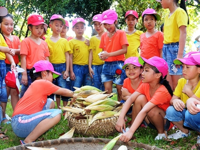 dua tre em thanh pho ve cac xa nong thon moi hoc lam nong dan