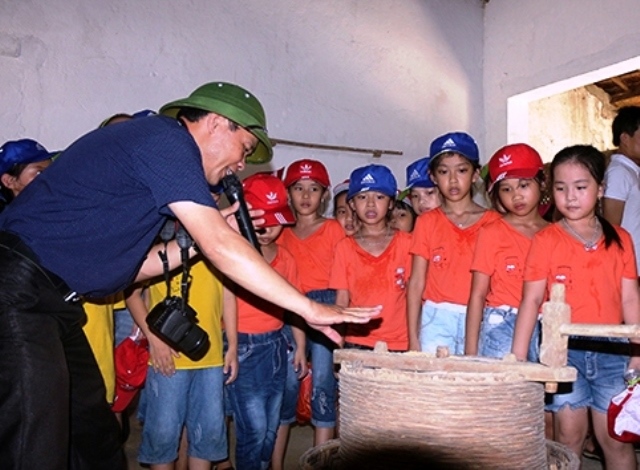 dua tre em thanh pho ve cac xa nong thon moi hoc lam nong dan