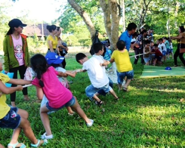 dua tre em thanh pho ve cac xa nong thon moi hoc lam nong dan