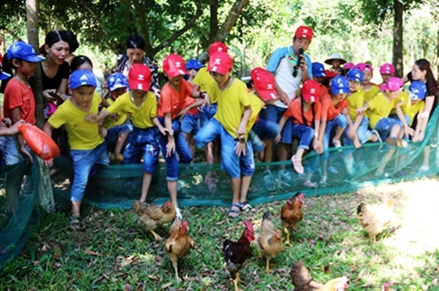 dua tre em thanh pho ve cac xa nong thon moi hoc lam nong dan