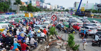 TPHCM: “Vỡ trận” xe hợp đồng, giao thông ngày càng hỗn loạn!