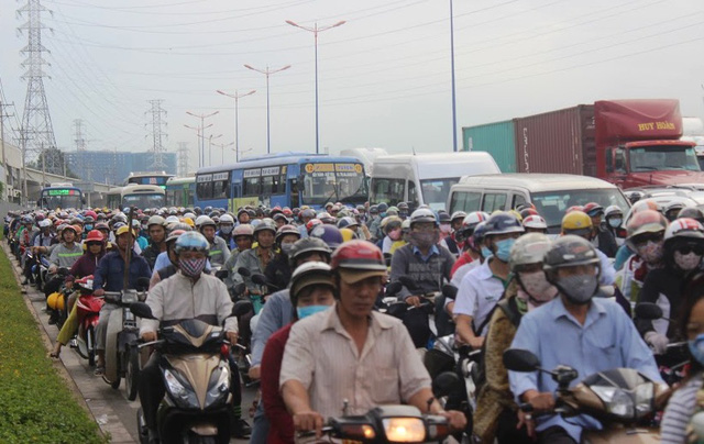 Kẹt xe kinh hoàng từ đêm qua đến chiều nay