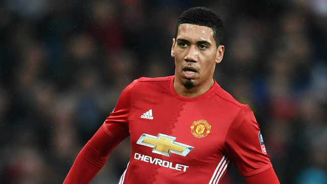 arsenal tiep tuc cheo keo hau ve smalling cua mu