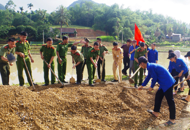 cong an lam duong giup dan tang qua cho hoc sinh ngheo