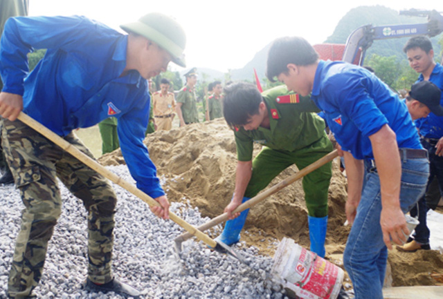 cong an lam duong giup dan tang qua cho hoc sinh ngheo