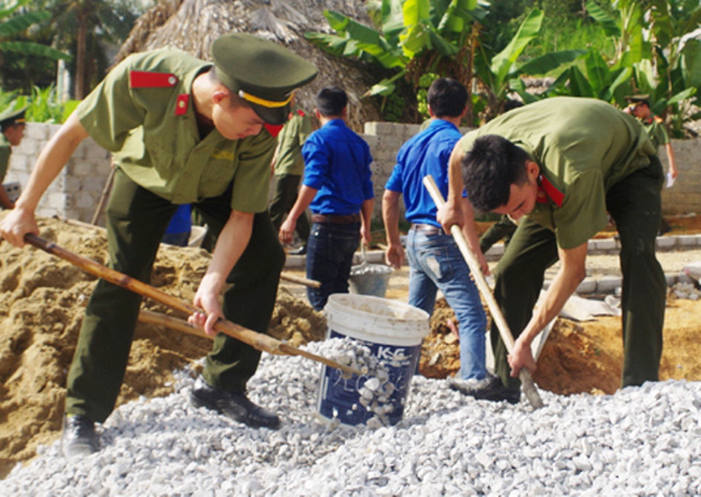 cong an lam duong giup dan tang qua cho hoc sinh ngheo