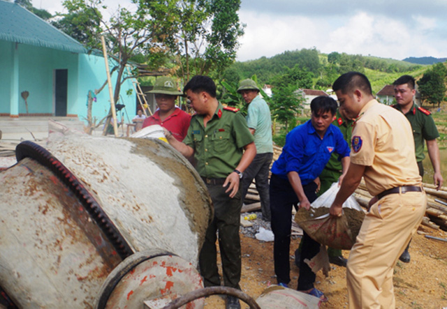 cong an lam duong giup dan tang qua cho hoc sinh ngheo