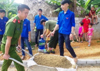 Công an làm đường giúp dân, tặng quà cho học sinh nghèo