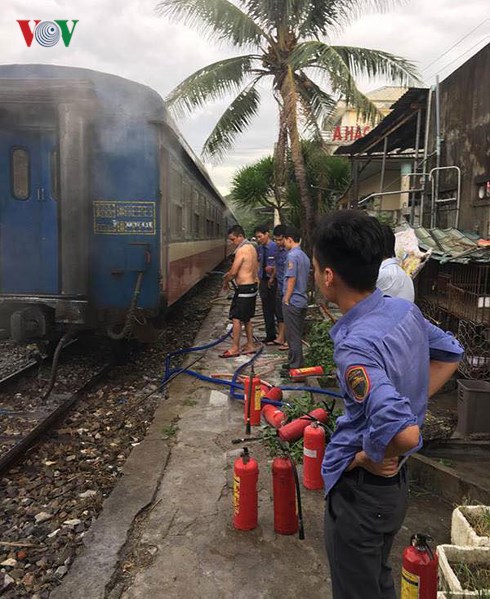 Tàu đang chạy bốc cháy, hành khách chạy tán loạn