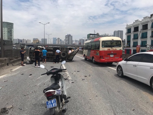 xe tai lat ngua chan ngang duong vanh dai 3 tren cao