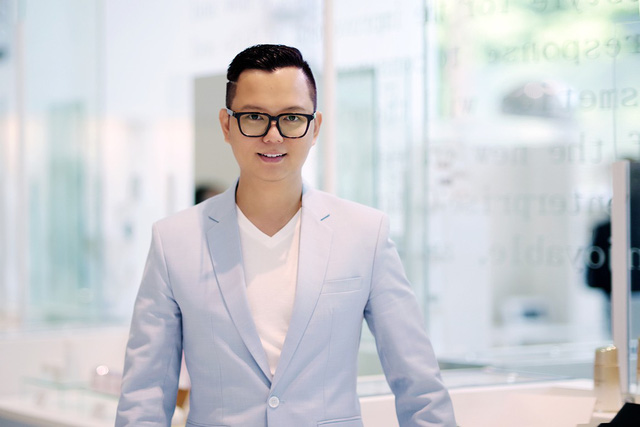 Đạo diễn Long Kan hé lộ sàn catwalk “lơ lửng giữa không trung”