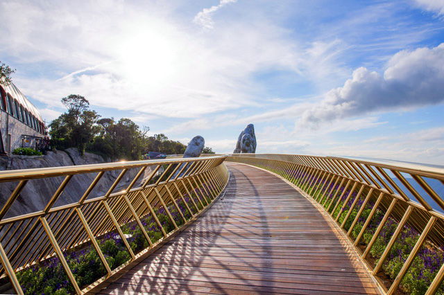 Đạo diễn Long Kan hé lộ sàn catwalk “lơ lửng giữa không trung” dao dien long kan he lo san catwalk lo lung giua khong trung
