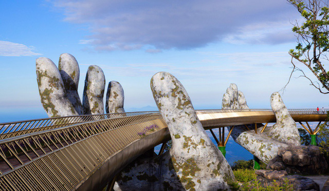 Đạo diễn Long Kan hé lộ sàn catwalk “lơ lửng giữa không trung” dao dien long kan he lo san catwalk lo lung giua khong trung