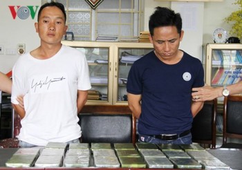 Công an Lào Cai tóm gọn 2 đối tượng mang 23 bánh heroin vào nhà nghỉ