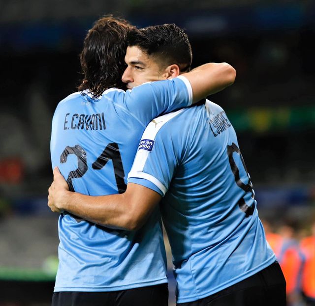 suarez cavani lap cong uruguay dai thang 4 0 ecuador