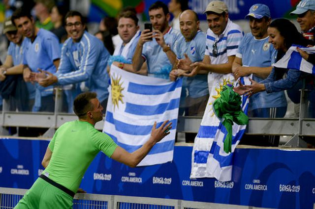 suarez cavani lap cong uruguay dai thang 4 0 ecuador