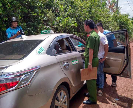 Bị cướp kề dao vào cổ, tài xế taxi đạp cửa chạy thoát thân