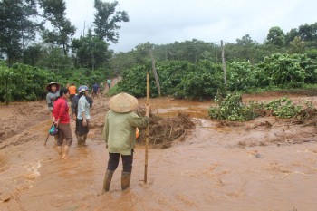 Vỡ đập ngăn nước, người dân bỏ của chạy lấy người