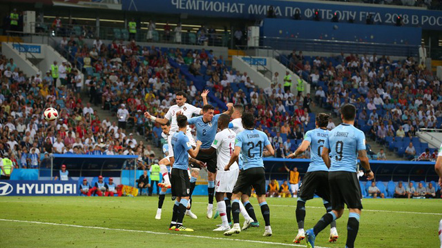 uruguay 2 1 bo dao nha hai ban thang cho cavani