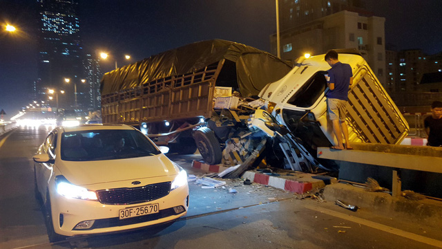 ha noi xe tai gac len dai phan cach duong tren cao