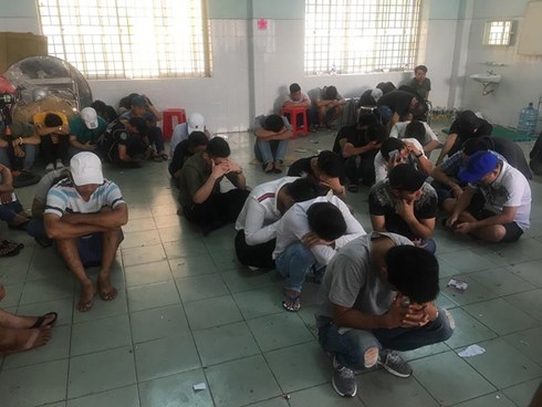 gan tram thanh nien choi ma tuy nhay mua dien cuong trong quan bar