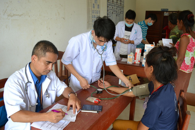 Bác sĩ Việt Nam thâu đêm cứu chữa nạn nhân vụ vỡ đập thủy điện bac si viet nam thau dem cuu chua nan nhan vu vo dap thuy dien