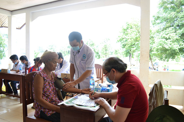 Bác sĩ Việt Nam thâu đêm cứu chữa nạn nhân vụ vỡ đập thủy điện bac si viet nam thau dem cuu chua nan nhan vu vo dap thuy dien