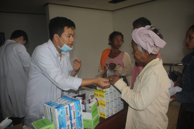 Bác sĩ Việt Nam thâu đêm cứu chữa nạn nhân vụ vỡ đập thủy điện bac si viet nam thau dem cuu chua nan nhan vu vo dap thuy dien