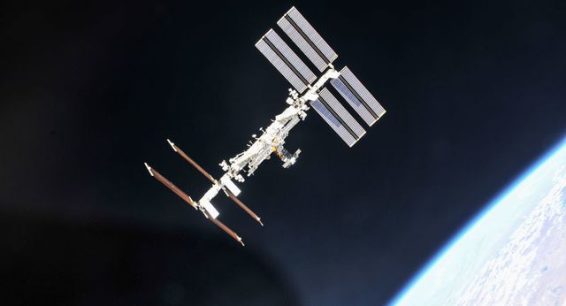 UFO bay quay trạm ISS “kiểm tra sự tiến bộ của loài người”?