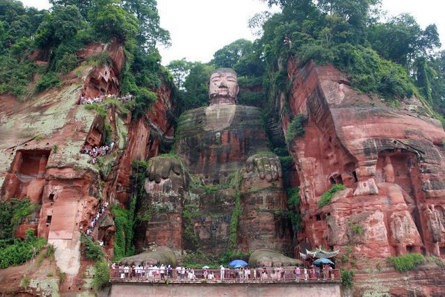 tuong phat dai 100m tac tren ruong bac thang