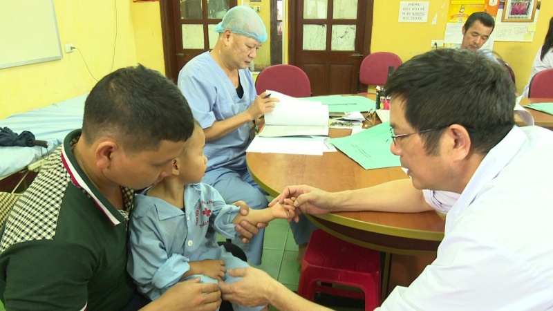 kham phau thuat nhan dao cho cac benh nhan co di chung phuc tap o ban tay