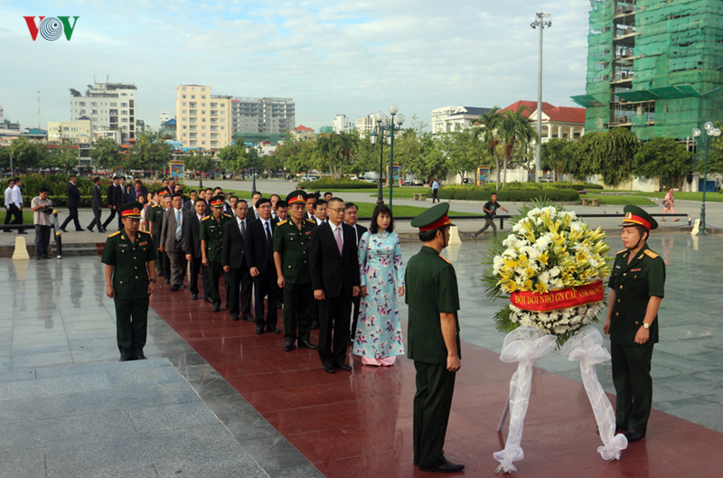 dang huong tuong niem cac anh hung liet si tai campuchia