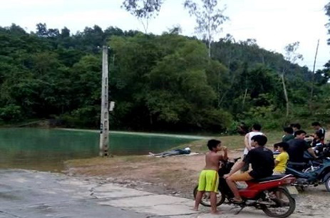 Nam công nhân lắp biển báo giao thông chết nổi trên mặt nước