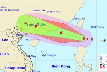 Bão Hato gần Biển Đông đang có xu hướng mạnh lên