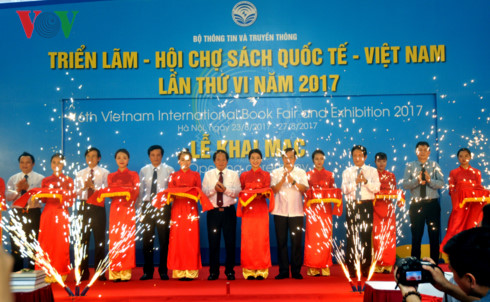 khai mac trien lam hoi cho sach quoc te viet nam lan thu vi nam 2017