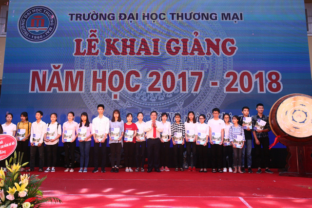 ĐH Thương Mại trao gần 4 tỷ đồng học bổng cho sinh viên trong Lễ khai giảng