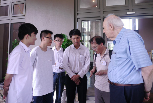 Những học sinh ưu tú Việt Nam giao lưu với giáo sư đoạt giải Nobel Vật lý nhung hoc sinh uu tu viet nam giao luu voi giao su doat giai nobel vat ly