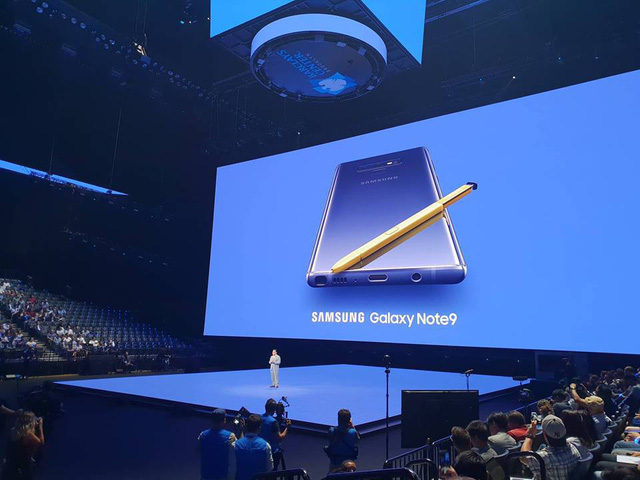 galaxy note9 ra mat voi pin khung cay viet s pen co the chup anh selfie