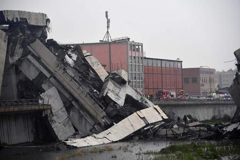 italy no luc cuu ho cac nan nhan vu sap cau tai genoa