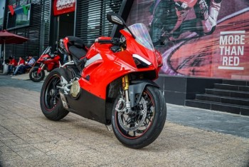 Ducati Panigale V4 S đầu tiên về Việt Nam độ ống xả Termignoni