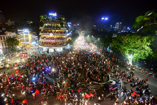 hinh anh hang tram nghin nguoi reo mung chien thang cua olympic viet nam nhin tu tren cao