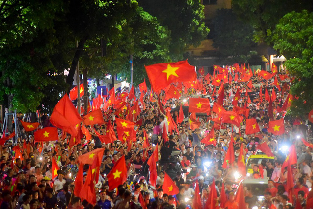 hinh anh hang tram nghin nguoi reo mung chien thang cua olympic viet nam nhin tu tren cao