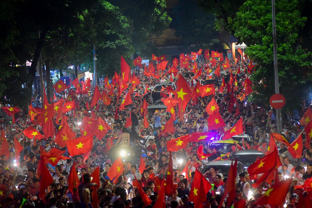 hinh anh hang tram nghin nguoi reo mung chien thang cua olympic viet nam nhin tu tren cao