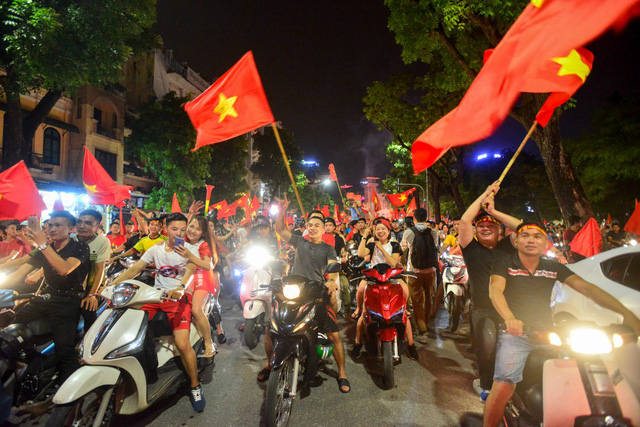 hinh anh hang tram nghin nguoi reo mung chien thang cua olympic viet nam nhin tu tren cao