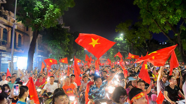 hinh anh hang tram nghin nguoi reo mung chien thang cua olympic viet nam nhin tu tren cao