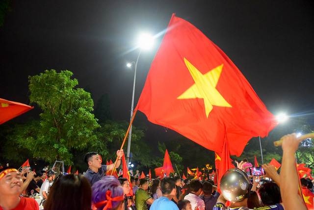 hinh anh hang tram nghin nguoi reo mung chien thang cua olympic viet nam nhin tu tren cao