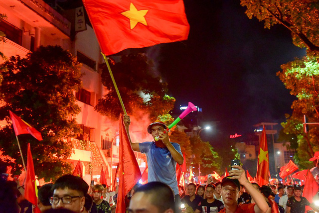 hinh anh hang tram nghin nguoi reo mung chien thang cua olympic viet nam nhin tu tren cao