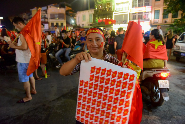 hinh anh hang tram nghin nguoi reo mung chien thang cua olympic viet nam nhin tu tren cao